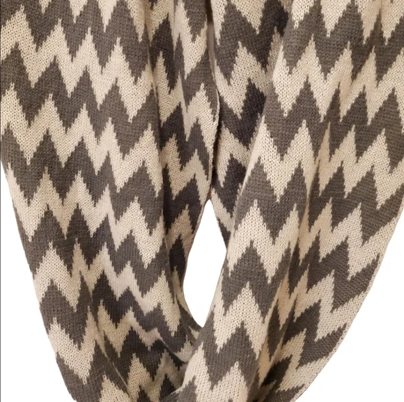 🍀FREE Chevron Knit Infinity Scarf - Picture 2 of 3